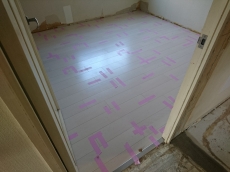 　天井から雨のようにお湯が降り注ぐオーバーヘッドシャワー、実は空気をたくさん含んでいるので節水になるんです！　