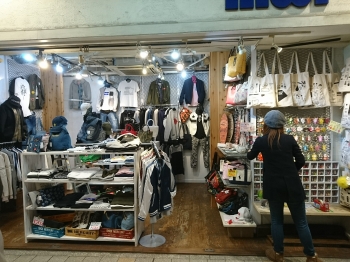 　フェンスで住まいのプライベート度アップ。視線はカット、風と光を通すルーバー構造のフェンスが人気です。　