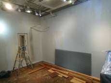  風を通す壁で明るく耐震。安全になっても暗くせまくなっては意味がない、このプラスチックが格子に組まれた壁なら安心と解放感の両方を実現できます。