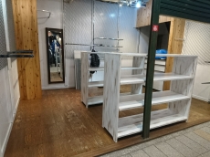 　フェンスで住まいのプライベート度アップ。視線はカット、風と光を通すルーバー構造のフェンスが人気です。　