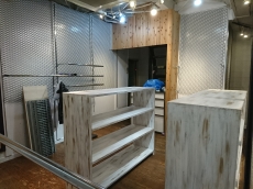  風を通す壁で明るく耐震。安全になっても暗くせまくなっては意味がない、このプラスチックが格子に組まれた壁なら安心と解放感の両方を実現できます。