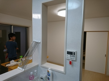 汚れにくいお風呂の床。新素材で汚れをつけにくく、みずはけがいいのでヌメリやカビの発生を防いでくれます。