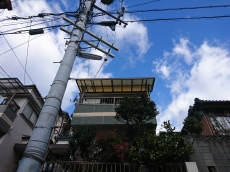 玄関ドアのリフォーム、カバー工法なら1日でできます。タッチレスキーなど、ドアの機能性にも注目してみて下さい。