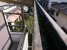 軽い屋根材で耐震性アップ!工期やコスト面にも優れています。