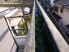 節水トイレで水もお金も節約しましょう。強力洗浄となめらかな表面で汚れもつきにくくなっています。