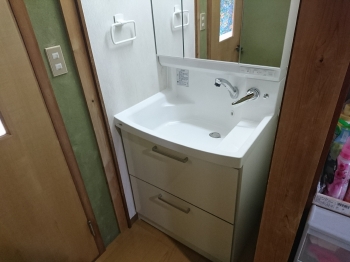 キャットタワーや吹き抜けにねこちゃんの通り道など、遊び場をつくってあげましょう。すべりにくいフロアもあります。