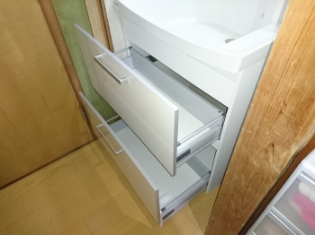 電動シャッター、手動シャッター、閉めたまま風通しや採光できるシャッターもあります。