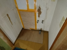 電動シャッター、手動シャッター、閉めたまま風通しや採光できるシャッターもあります。