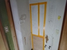 キャットタワーや吹き抜けにねこちゃんの通り道など、遊び場をつくってあげましょう。すべりにくいフロアもあります。