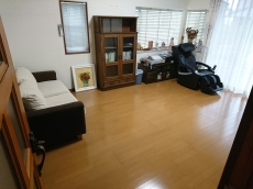 洗面台も引き出しタイプに。鏡の後ろも収納たっぷりです。ドライヤーや髭剃り機もコンセントをつないだままで！