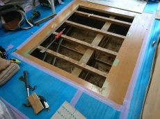 洗面台も引き出しタイプに。鏡の後ろも収納たっぷりです。ドライヤーや髭剃り機もコンセントをつないだままで！