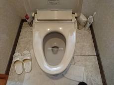 ピッキングに強いシリンダー錠、合いかぎも簡単には作れないようになっています。補助錠で1ドア２ロック。