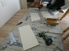 タカラのキッチンは丈夫なホーローです。どこでもマグネットでフックや棚が取り付けられます。