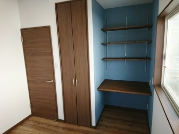 トイレリフォームの費用は20~50万円ぐらいです。便器のグレード、配管変更、床下補修、インテリアの追加工事などでかわります。