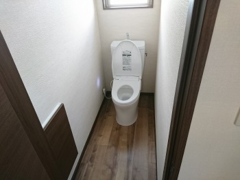 トイレリフォームの費用は20~50万円ぐらいです。便器のグレード、配管変更、床下補修、インテリアの追加工事などでかわります。
