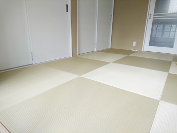 トイレリフォームの費用は20~50万円ぐらいです。便器のグレード、配管変更、床下補修、インテリアの追加工事などでかわります。