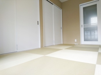 多灯照明で空間を演出しましよう。お部屋の雰囲気が変わるだけでなく、必要ないところを消すことで省エネになります。