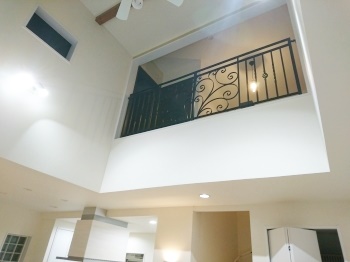 トイレリフォームの費用は20~50万円ぐらいです。便器のグレード、配管変更、床下補修、インテリアの追加工事などでかわります。