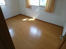 外壁塗装の目安は10年と言われますが、もっと持つものもあります。ちゃんとした診断をできる工務店に調べてもらいましょう。