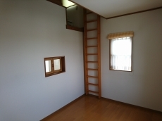 トイレリフォームの費用は20~50万円ぐらいです。便器のグレード、配管変更、床下補修、インテリアの追加工事などでかわります。