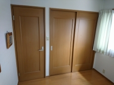 トイレリフォームの費用は20~50万円ぐらいです。便器のグレード、配管変更、床下補修、インテリアの追加工事などでかわります。