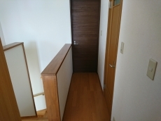 トイレリフォームの費用は20~50万円ぐらいです。便器のグレード、配管変更、床下補修、インテリアの追加工事などでかわります。