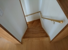 トイレリフォームの費用は20~50万円ぐらいです。便器のグレード、配管変更、床下補修、インテリアの追加工事などでかわります。