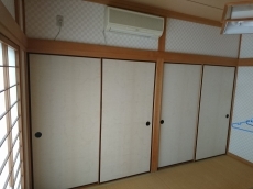 外壁塗装の目安は10年と言われますが、もっと持つものもあります。ちゃんとした診断をできる工務店に調べてもらいましょう。