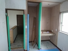 外壁塗装の目安は10年と言われますが、もっと持つものもあります。ちゃんとした診断をできる工務店に調べてもらいましょう。