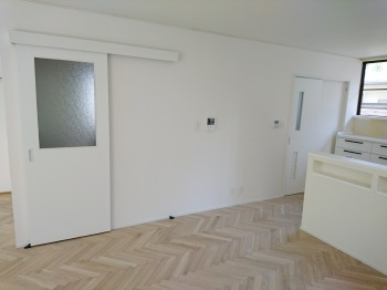 雨戸をシャッターにしませんか？音も光もさえぎり、安眠効果抜群！