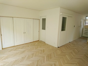 高断熱ガラスで外からの熱気を通さず、冷気をもらしません。窓周りで暑さのコントロール　