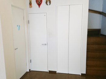 開き戸から引き戸に変えてバリアフリーに。上吊り式は溝もなくお掃除らくらくです！