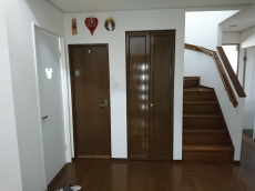 開き戸から引き戸に変えてバリアフリーに。上吊り式は溝もなくお掃除らくらくです！g