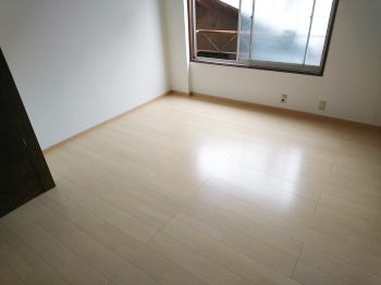 吊り戸をなくしたオープンなキッチン。収納は引出しが便利です。