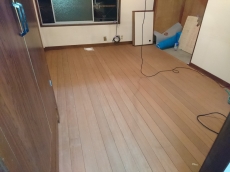 吊り戸をなくしたオープンなキッチン。収納は引出しが便利です。