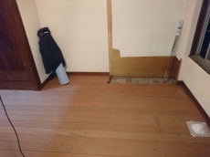 上吊り扉はお掃除しやすく、つまづき防止にも