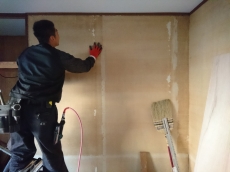 上吊り扉はお掃除しやすく、つまづき防止にも