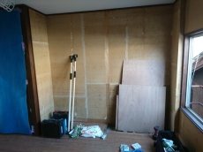 吊り戸をなくしたオープンなキッチン。収納は引出しが便利です。