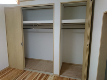 オールステンレスのキッチンは清潔で丈夫。外側だけでなく内側をご覧ください。ナチュラルな木とも馴染みます。