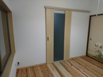 トイレもインテリアに。明るい壁紙や個性的な手洗いボールなど、自分の好みに合うものが絶対見つかるはず。