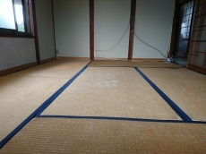 オールステンレスのキッチンは清潔で丈夫。外側だけでなく内側をご覧ください。ナチュラルな木とも馴染みます。