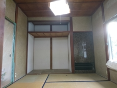 トイレもインテリアに。明るい壁紙や個性的な手洗いボールなど、自分の好みに合うものが絶対見つかるはず。