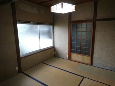 オールステンレスのキッチンは清潔で丈夫。外側だけでなく内側をご覧ください。ナチュラルな木とも馴染みます。