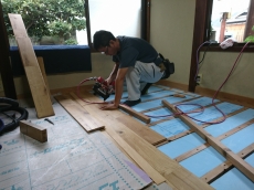 床暖房は電気式?温水式?リフォームには施工が簡単な電気式をお勧めしています。