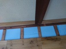 オールステンレスのキッチンは清潔で丈夫。外側だけでなく内側をご覧ください。ナチュラルな木とも馴染みます。