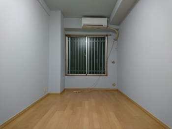 窓からの冷気ヒヤ～っとしてていやですね。暖房効率を下げてしまいます。2重サッシや複層ガラスで　