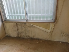 窓からの冷気ヒヤ～っとしてていやですね。暖房効率を下げてしまいます。2重サッシや複層ガラスで　