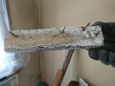 窓からの冷気ヒヤ～っとしてていやですね。暖房効率を下げてしまいます。2重サッシや複層ガラスで　