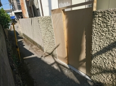 外壁の塗り替えは10年から15年が多いです。コーキングの傷み、水垢、チョーキング、ヒビなどチェックして下さい。　