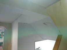 外壁はここをチェック。ヒビ、コーキングの切れ、白い粉がつく、こけや水垢、割れ